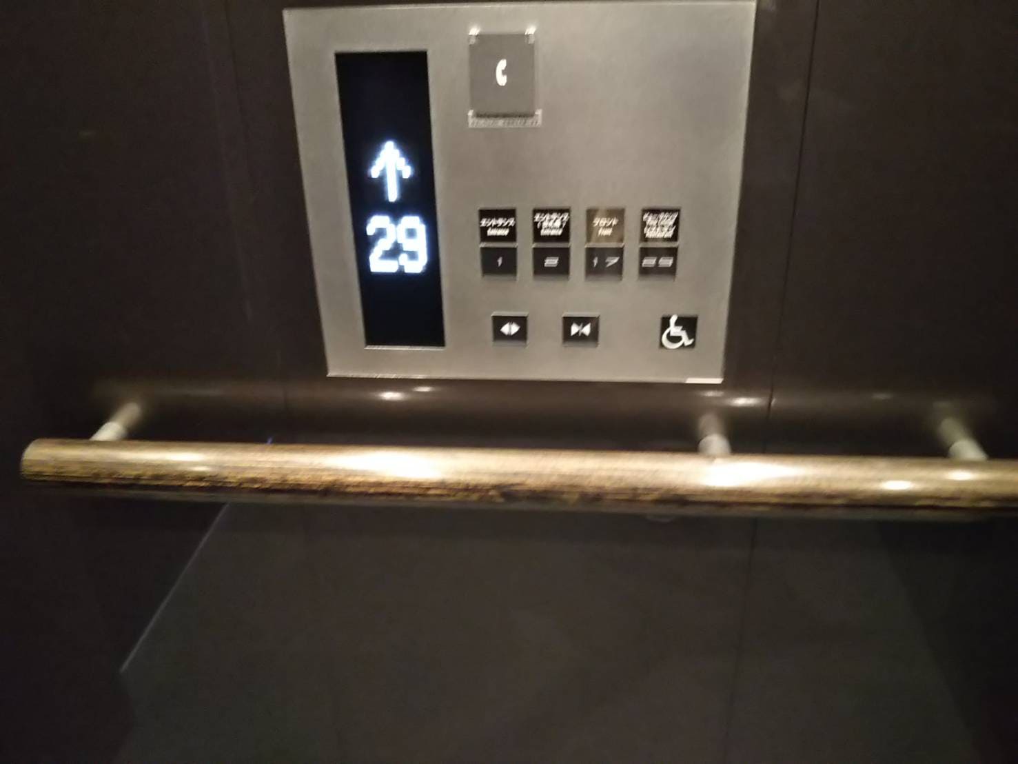 エキゾ高層ビルの中のエレベーター