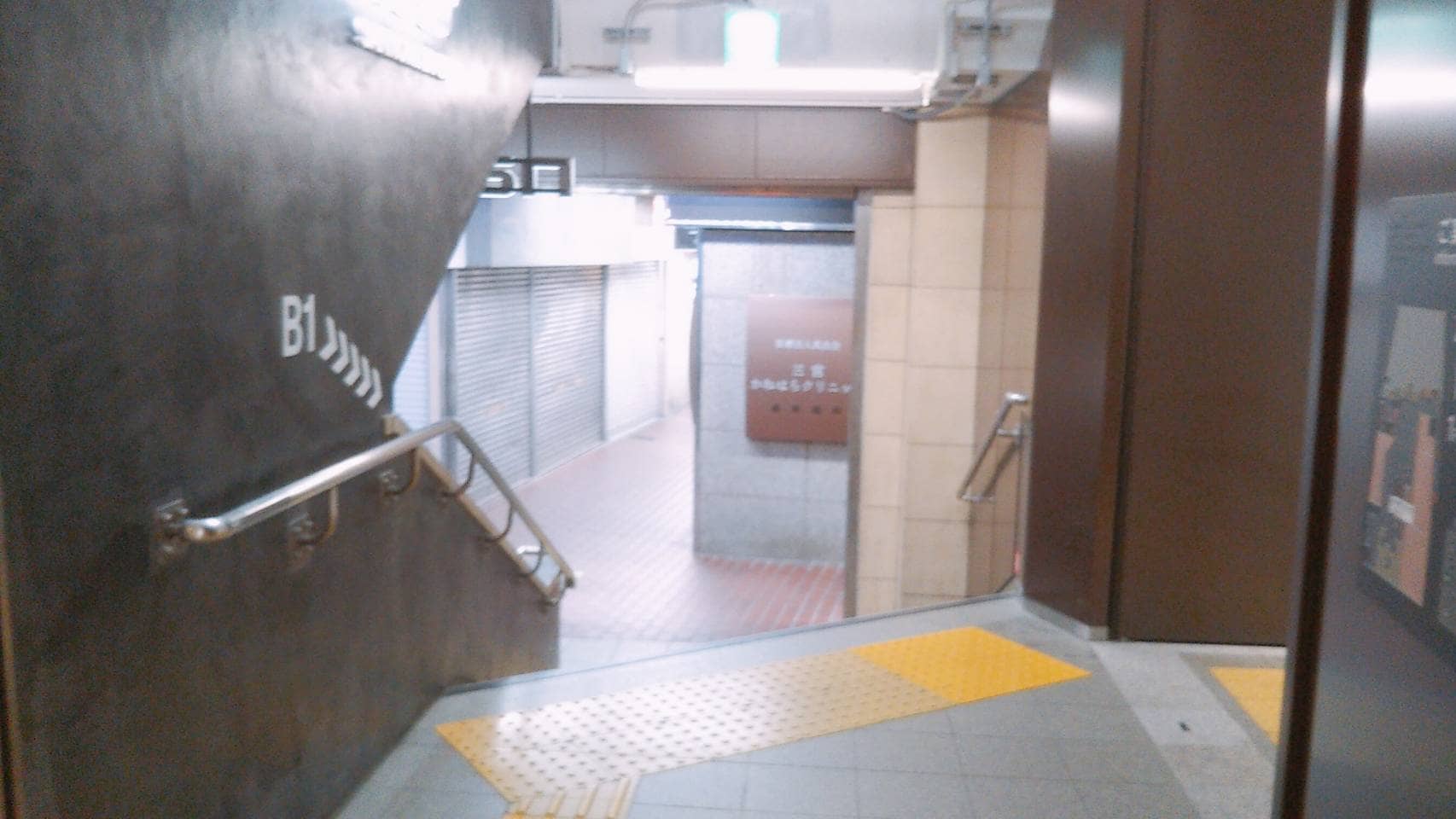 阪急三宮駅西改札口から左側階段