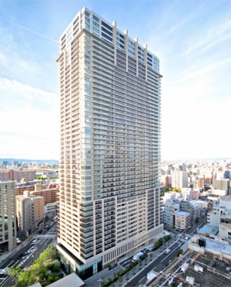 大阪都心の中でもシンボリックな存在として目を引くブランズタワー梅田Northの外観