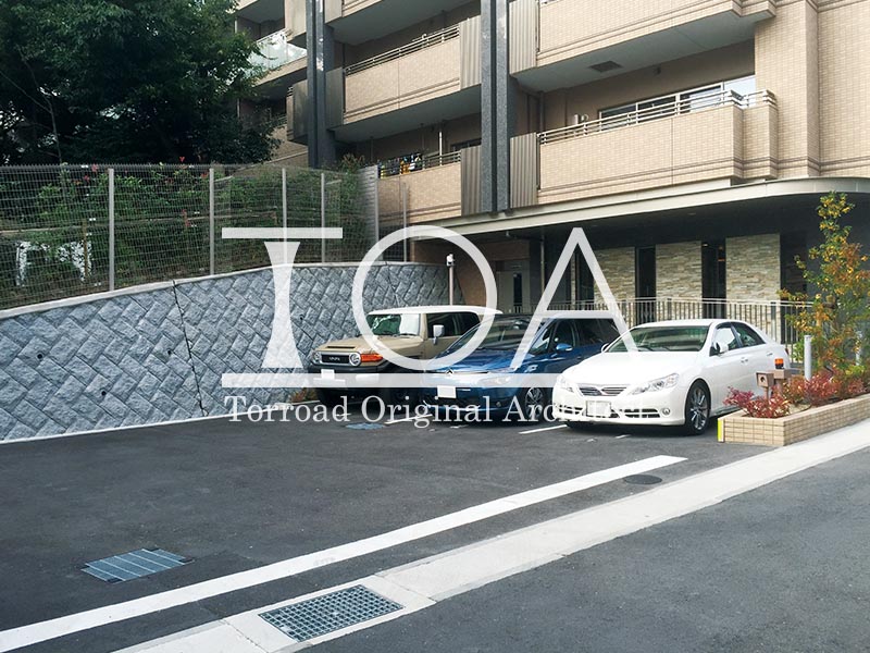 ジオ神戸山本通の平面駐車場