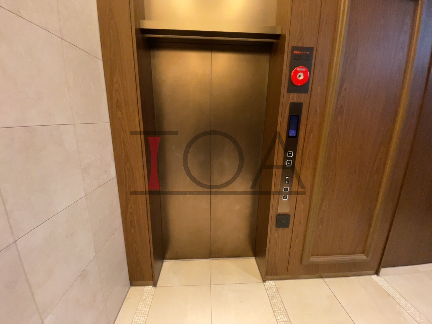 エレベーター前
