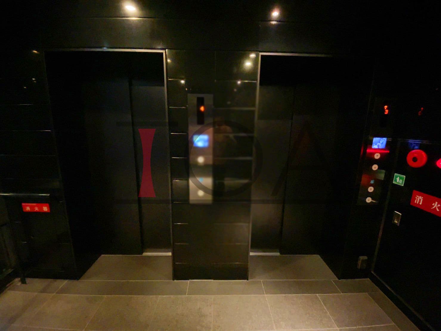 エレベーター前